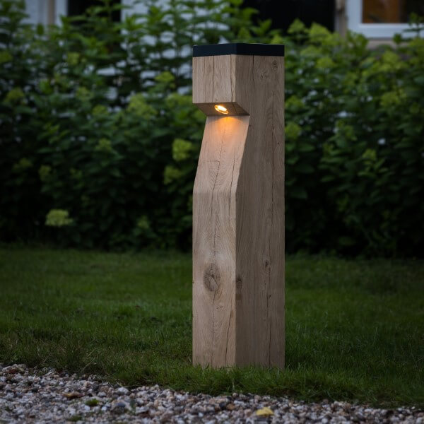 Duurzame houten padverlichting met zonnepaneel in de tuin